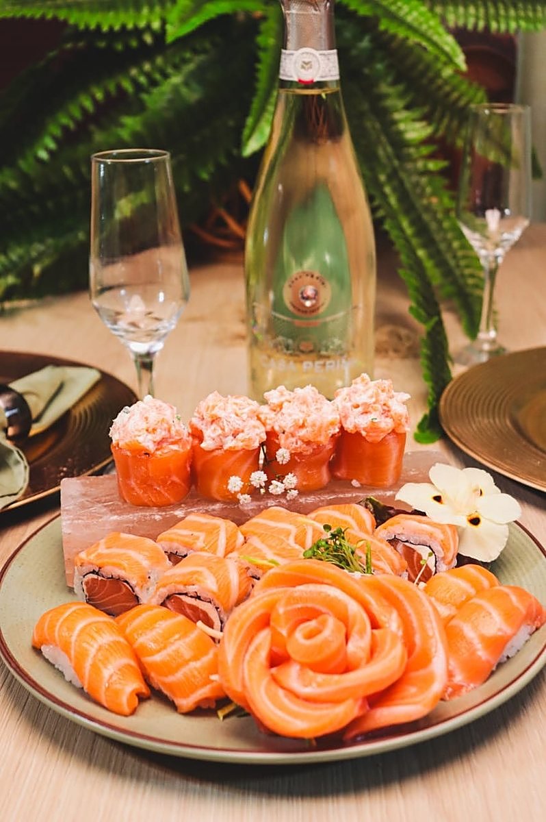 Mix de sashimi de salmão em formato de rosa