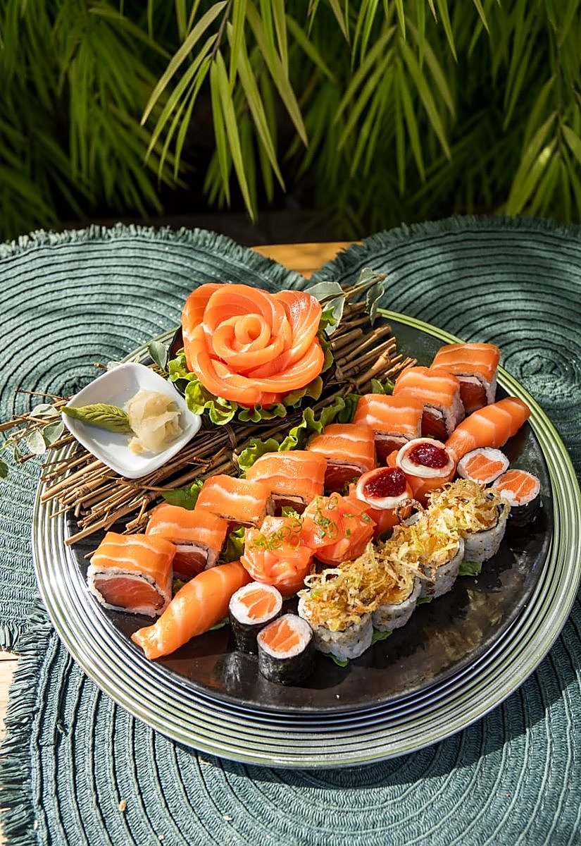 Combo variado de sushi servido ao ar livre