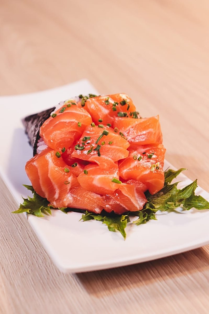 Temaki de salmão aberto