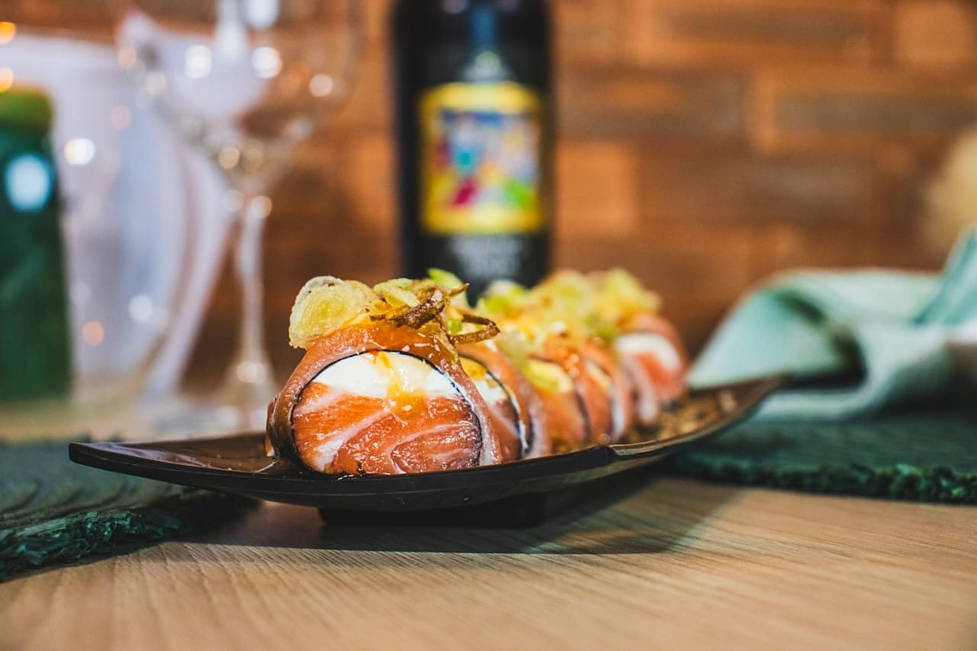 Uramaki especial da Otsu com cream cheese e gengibre